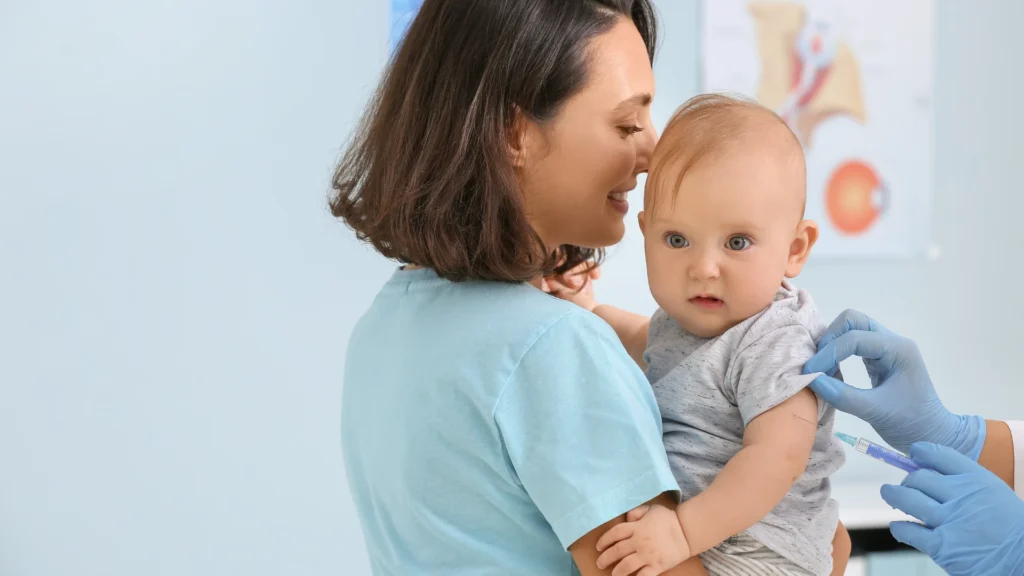 Vacinar na clínica: 3 benefícios exclusivos que a farmácia não tem
